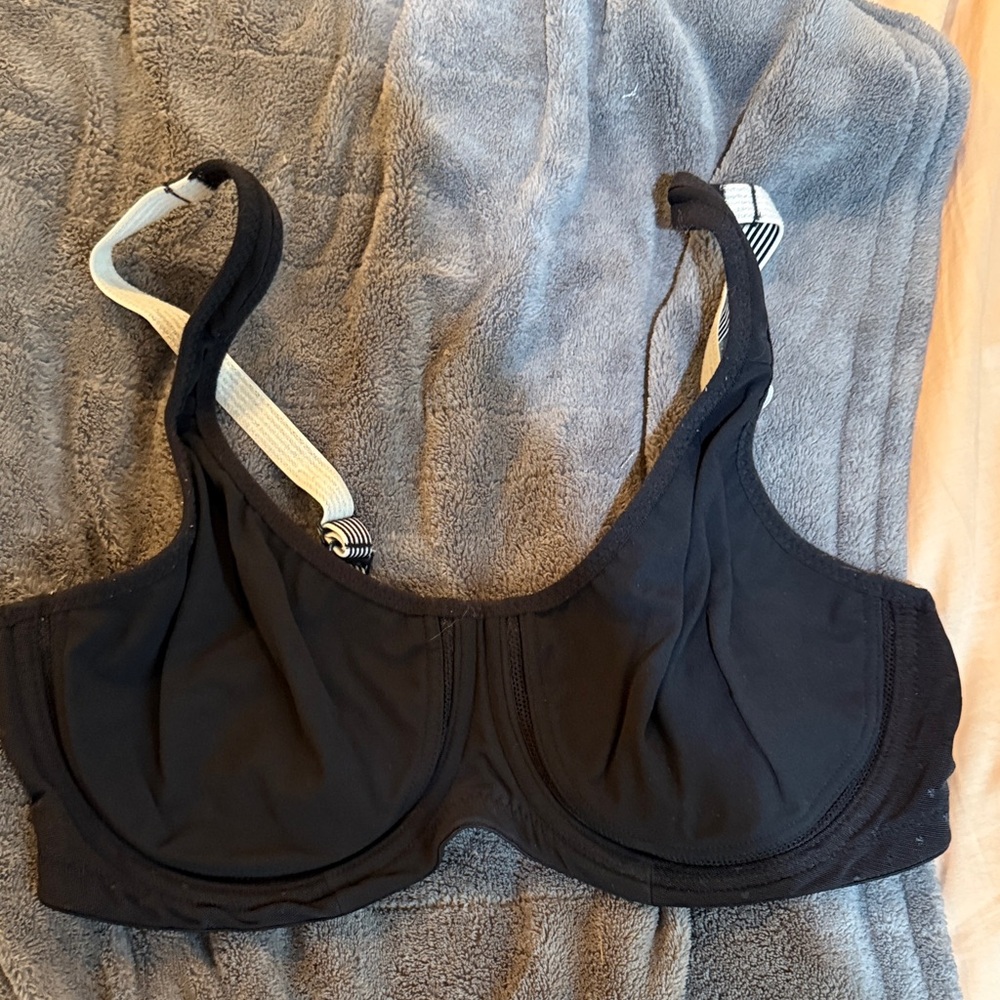 Size 34C LuluLemon workout bra, no tag.